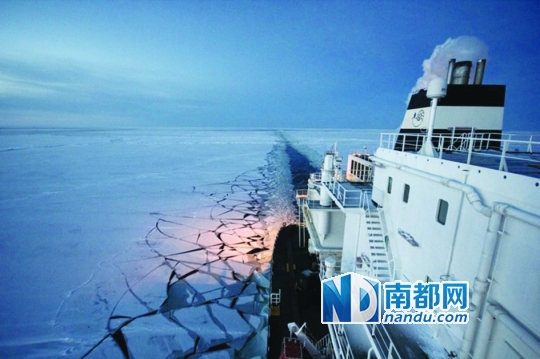 <p>    2012年11月，液化天然气运输船“鄂毕河”号在北冰洋中航线。在北极，有毒物质降解的时间非常慢，很多专家担心，少量的原油泄漏就会给环境带来灾难性的影响。</p>